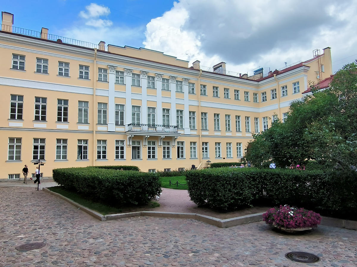 Мойка, 12. Вид на дом со двора. Фото автора.