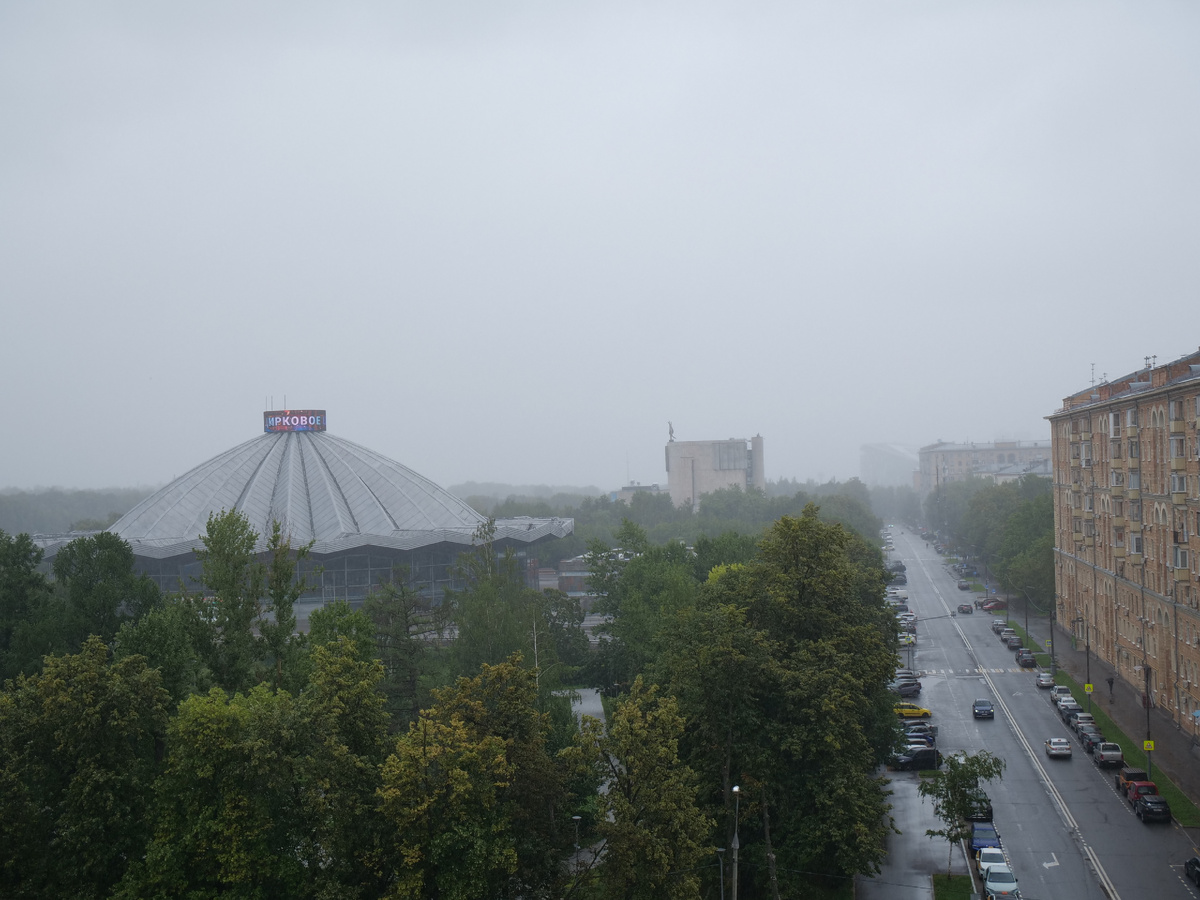 Наверняка есть цирк, в существовании Театра Сац я уже не очень уверена, новое здание Яндекса и вовсе растворилось - типичная картинка этого лета