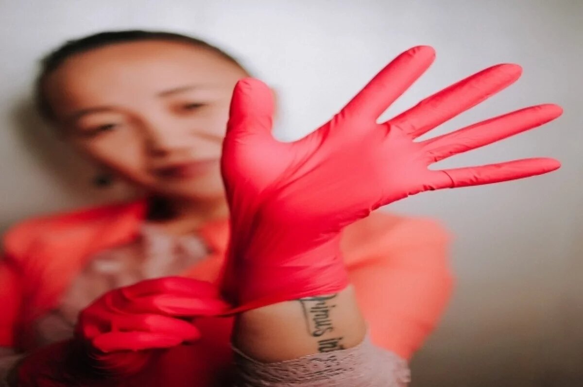    В астраханские больницы поставляли хозперчатки вместо медицинских