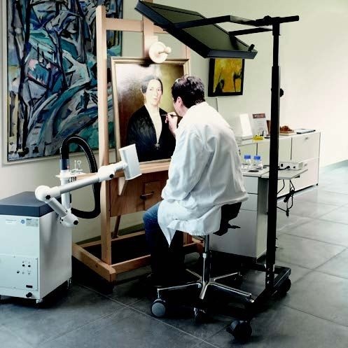 Реставратор за работой в мастерской 