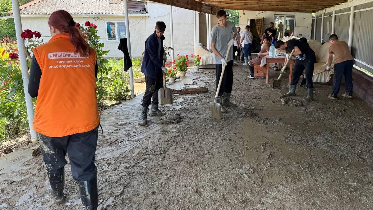    Волонтёры помогают пострадавшим жителям сёл Краснодарского края. Фото: штаб #МЫВМЕСТЕ