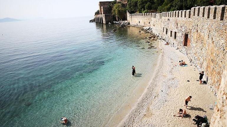 Обычно пляж у подножия Аланийской крепости вызывает восхищение. Фото из Интернета. 