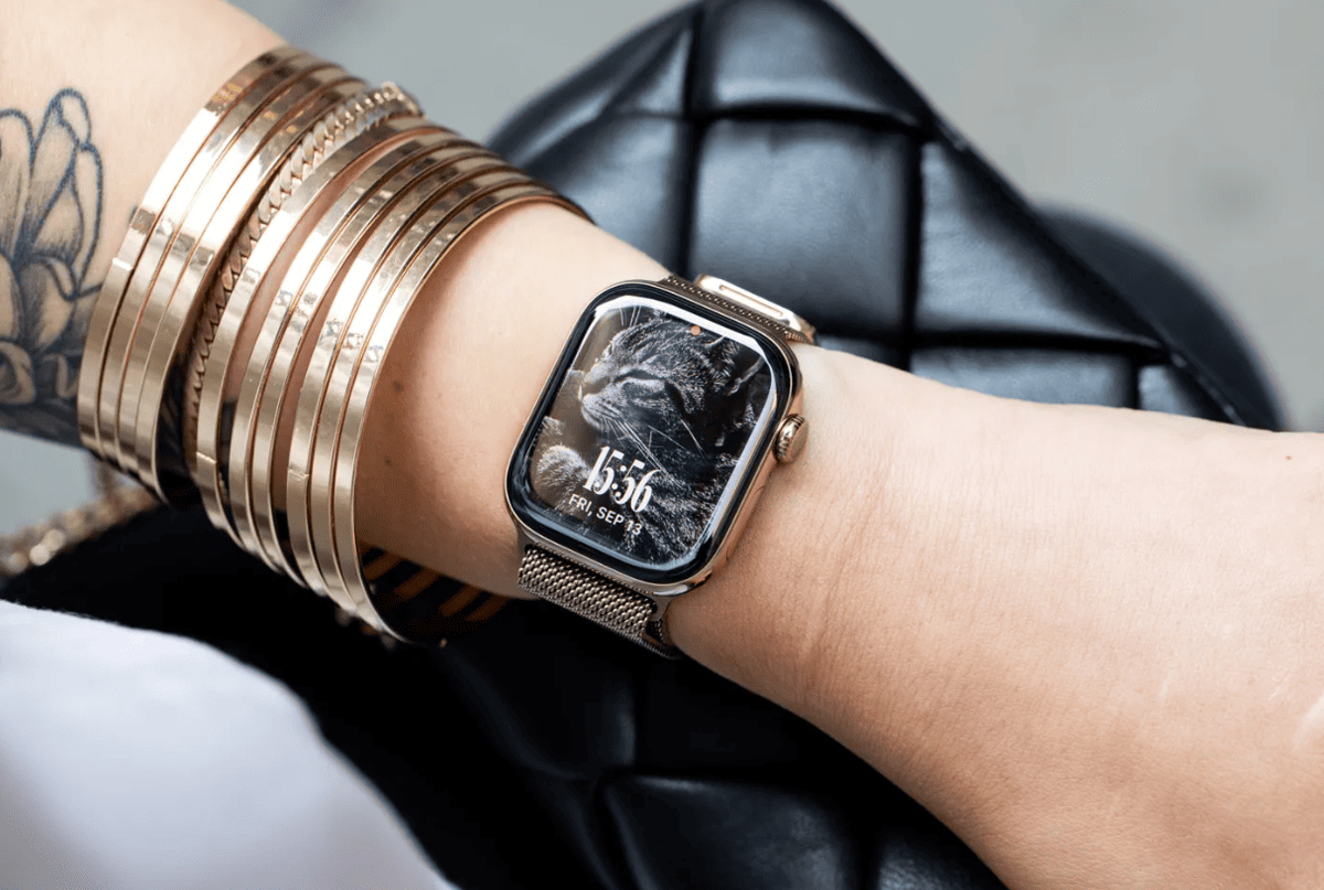    Большинство смарт-гаджетов умеют делать одно и то же: переключать музыку, пересылать уведомления со смартфонов, считать шаги и измерять пульс. Но от устройств дороже 20 000 рублей хотелось бы большего — смогут ли Apple и Samsung порадовать широким набором возможностей? Фото: theverge.com