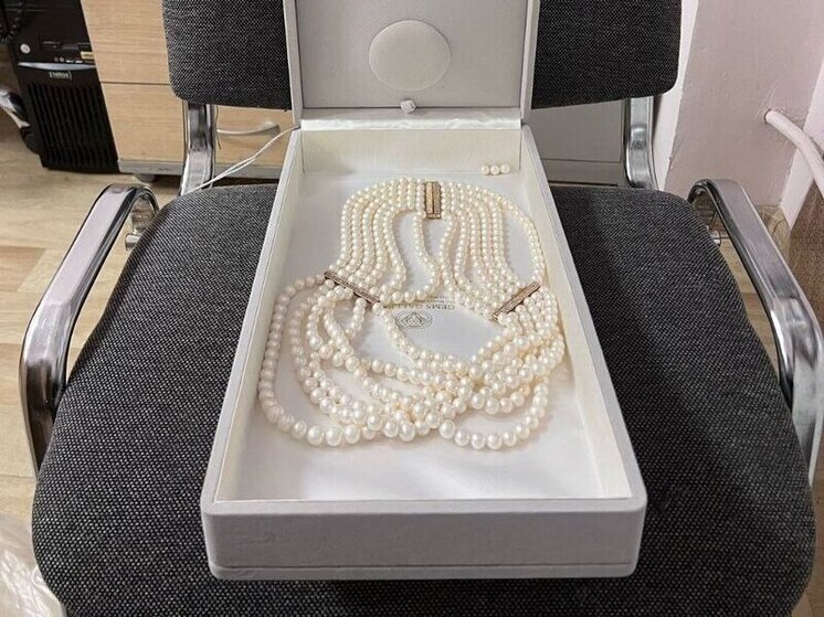     Украшение весом около полкилограмма выполнено из золота 750 пробы и состоит из множества жемчужин и бриллиантов. Фото: пресс-служба СЗТ.