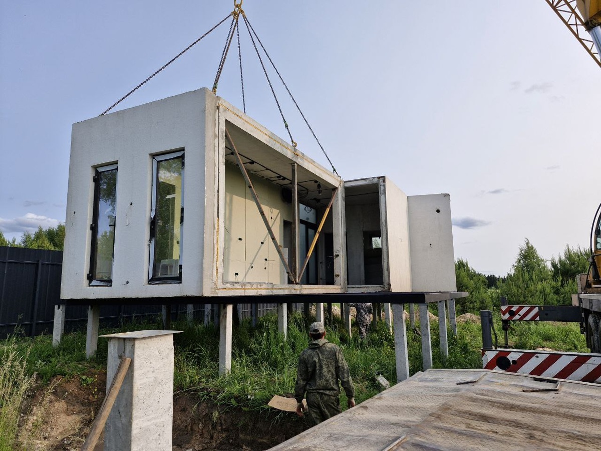 Так выглядит модульный prefab-дом из монолитного бетона от Ecocub в момент сборки