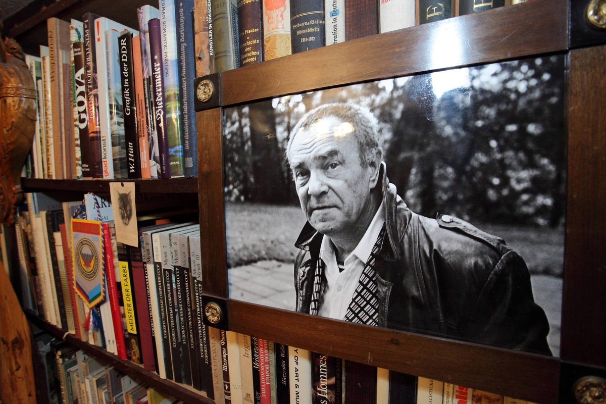 Портрет Валентина Пикуля в его кабинете © Sputnik