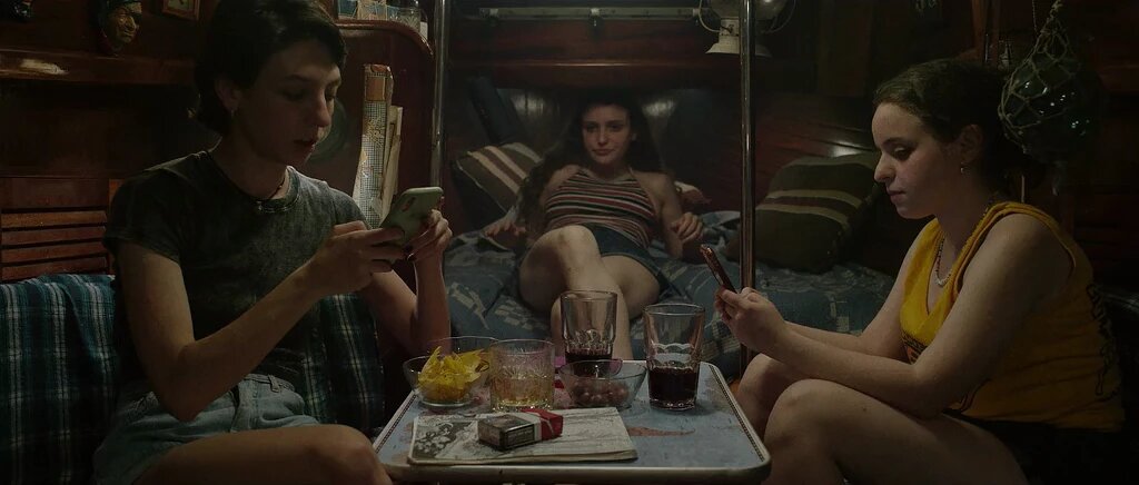 Кадр из сериала. Девушки отдыхают на яхте.