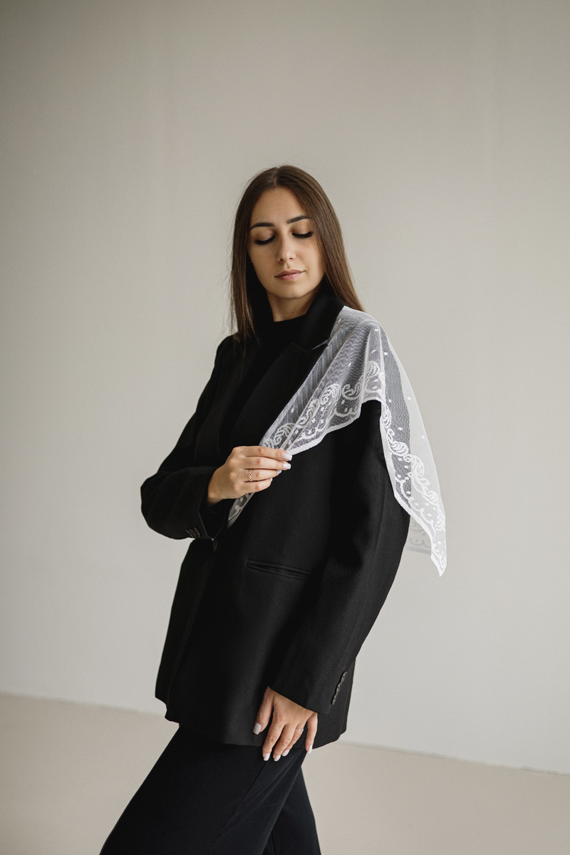 Главный тренд 2025 года – многофункциональный ажурный платок из полиэстера (ширина 86 см, длина 128 см). Десятки вариантов ношения для создания безупречного образа