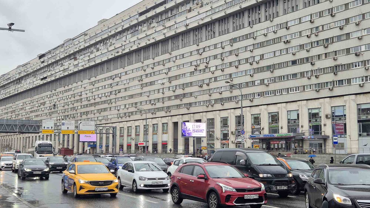 Это один из самых необычных жилых домов Москвы. Он поражает размерами и внешним видом. По-моему, он ужасен!