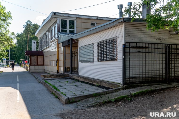 Бар был опечатан следователями СКР и судебными приставами
Фото:Руслан Яроцкий © URA.RU