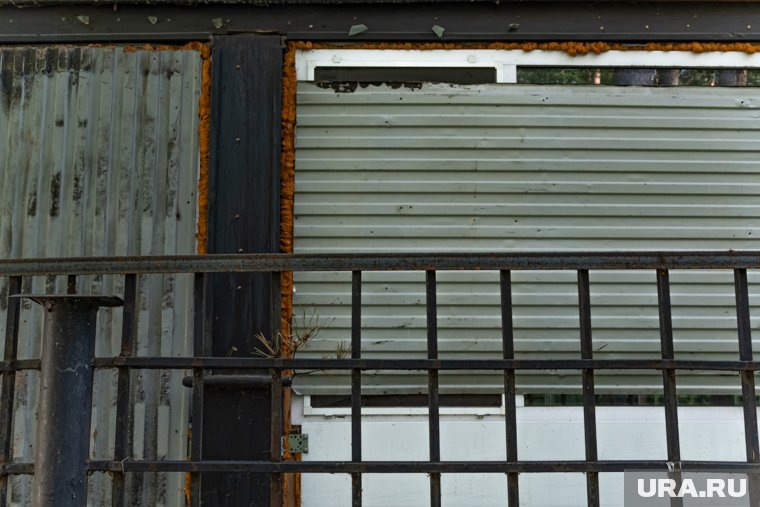 Окна закрыты металлическими листами
Фото:Руслан Яроцкий © URA.RU