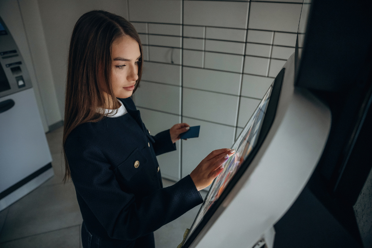 Девушка снимает деньги по QR-коду с карты Т-банка