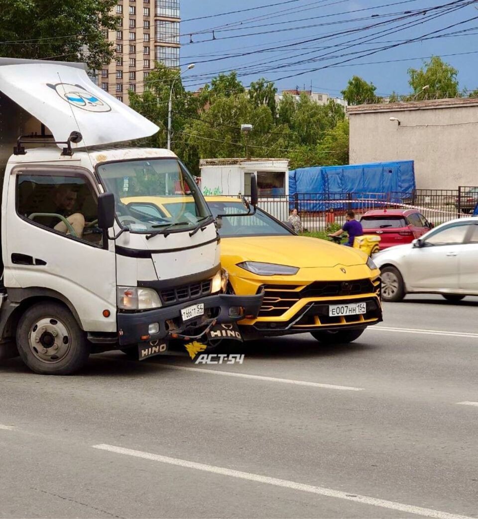    ДТП в Новосибирске . Источник: "АСТ-54 Black"