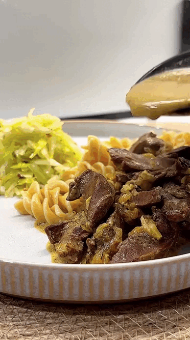 В данном рецепте соус/подлива получается очень вкусной, поэтому обратите внимание и не дайте все жидкости испариться.