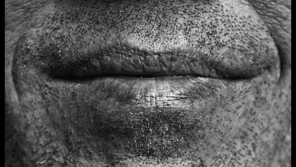 "Слегка небрит, как Стэтхем лондонский одет,
Отец накажет своих самых любимых детей."(с) Фото: YouTube