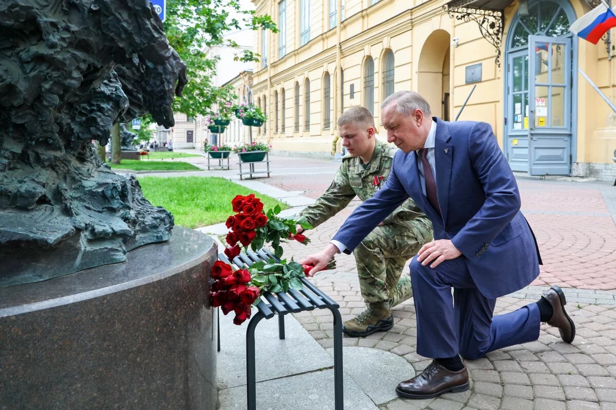    Беглов вручил удостоверения членам ветеранов СВО «Защитники Родины»