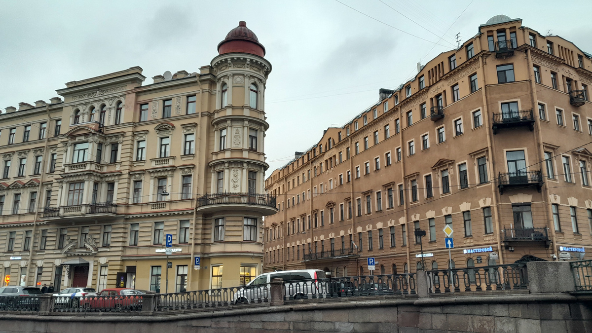 Доходный дом Ратькова-Рожнова слева