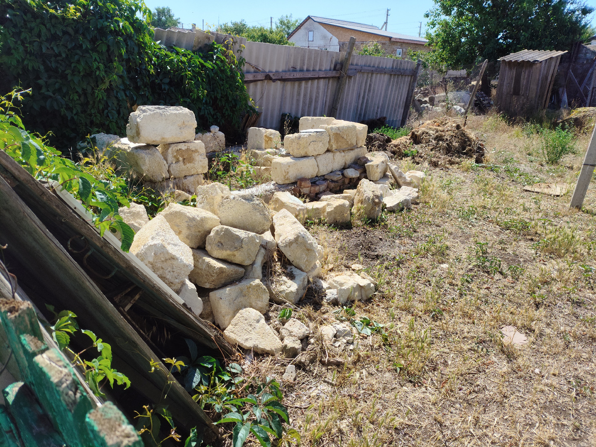 Кучка слева - это муж вчера накидал