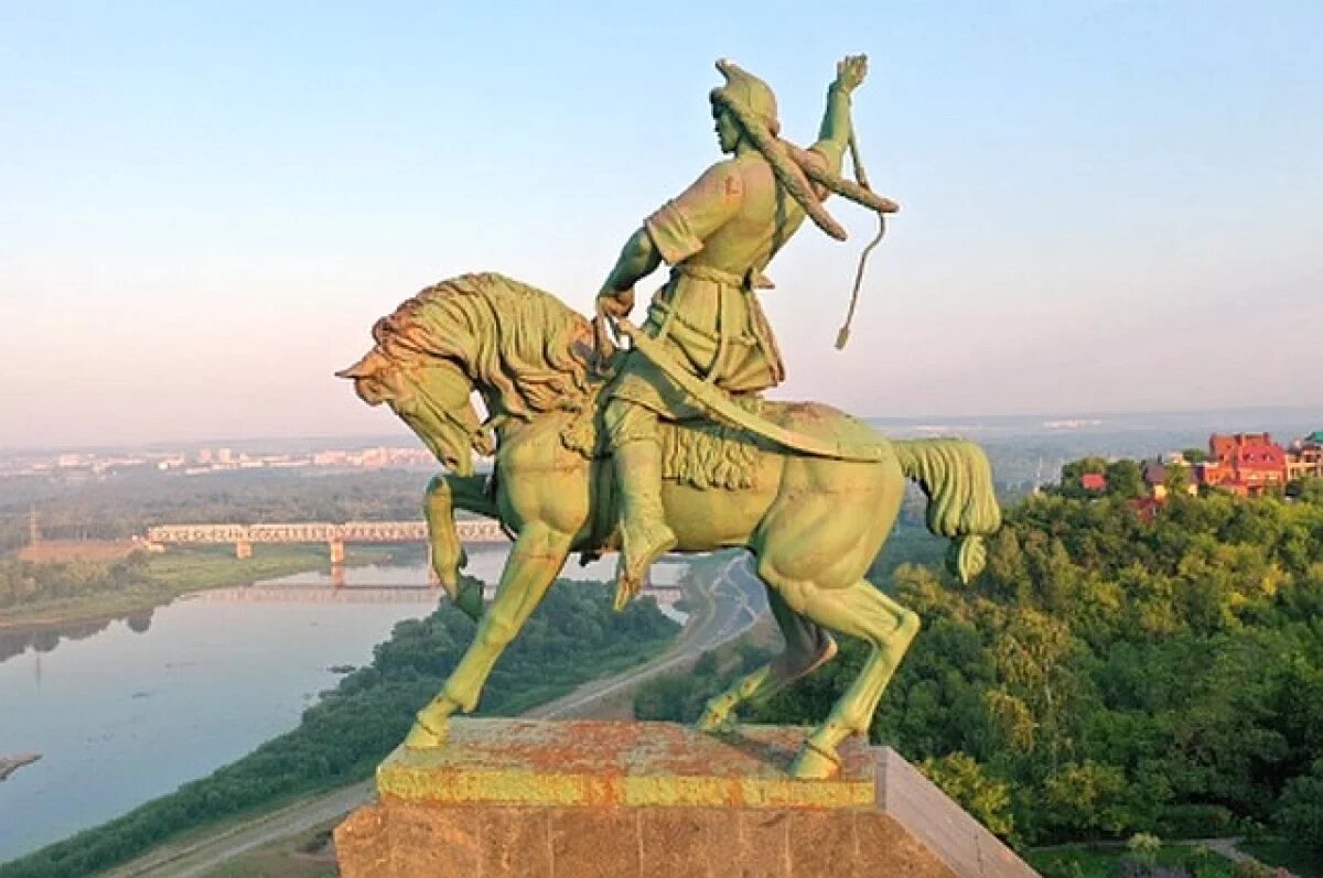    Два года без героя.