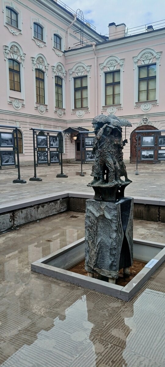 Двор Строгановского дворца