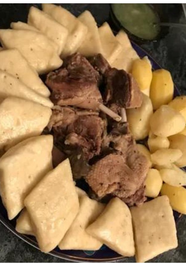 Подается с мясом, картофелем и обязательным бульоном….. ммм……. вкуснятина