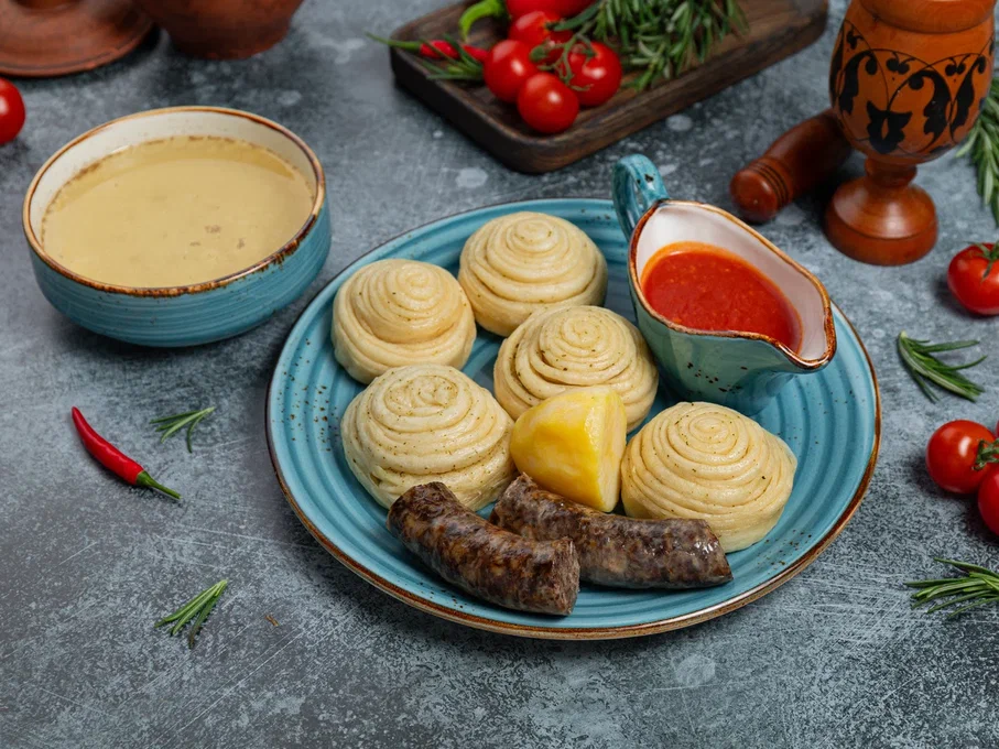 Подается с мясом, картофелем и обязательным бульоном….. ммм……. вкуснятина