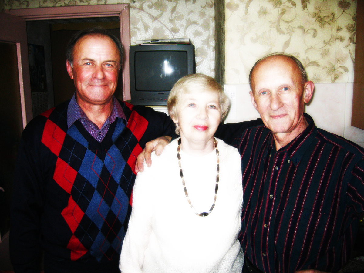 Бабушка, дедушка и его брат. Фото из личного архива.