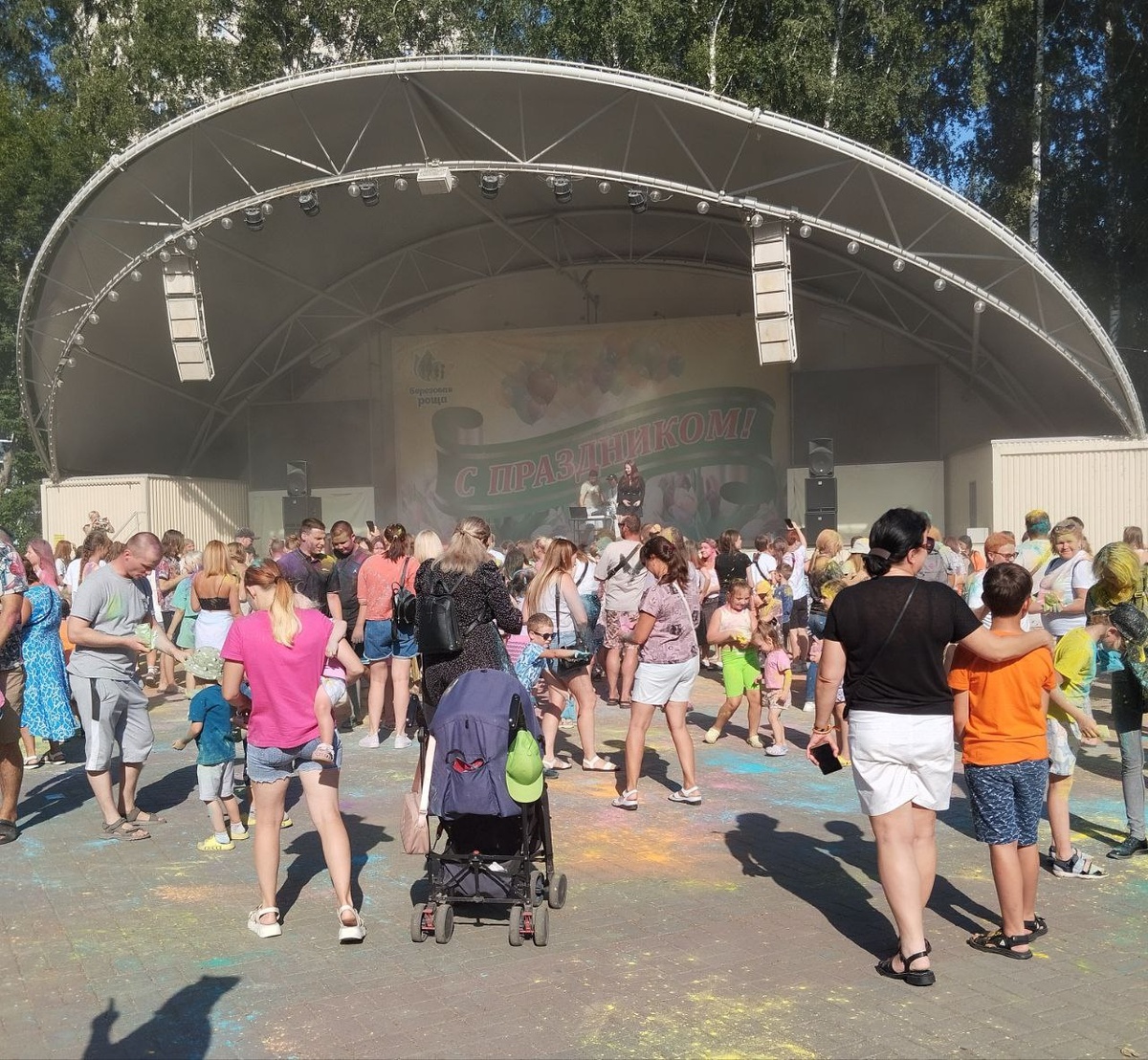 В городе много мошек даже в общественных местах.  Фото: Фото: ФедералПресс / Екатерина Ломакина