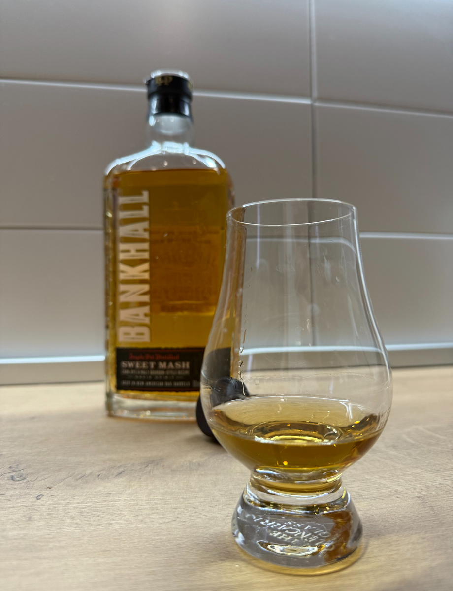 Цвет как-то странно выглядит и на фотографии немного темнее, чем есть на самом деле.