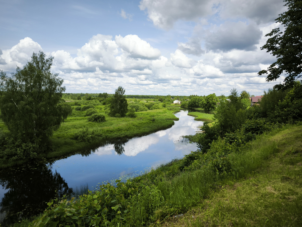 Река Лух в центре посёлка