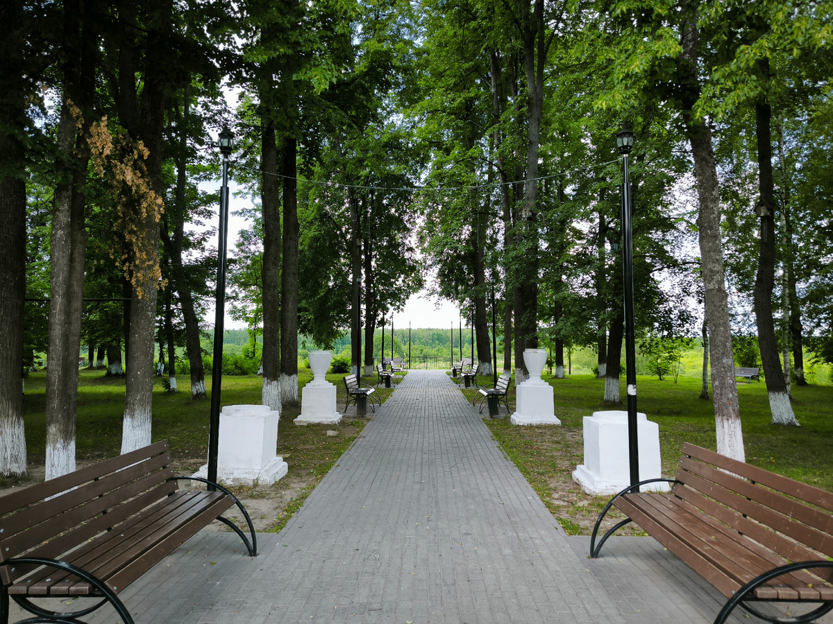 На территории крепости - маленький парк