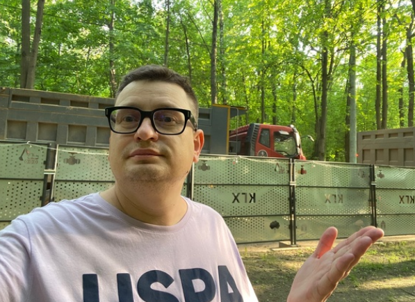 "Привет! Я борюсь за свободу и демократию в России. Если вы хотите поддержать мое дело и получить доступ к эксклюзивному контенту, зайдите на Patreon и найдите «Мишу Фирера»."