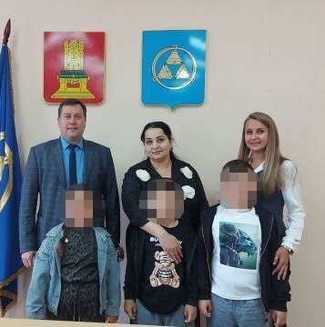 Жители Тверской области в ярости: цыганской семье вручили ключи от трёхкомнатной квартиры