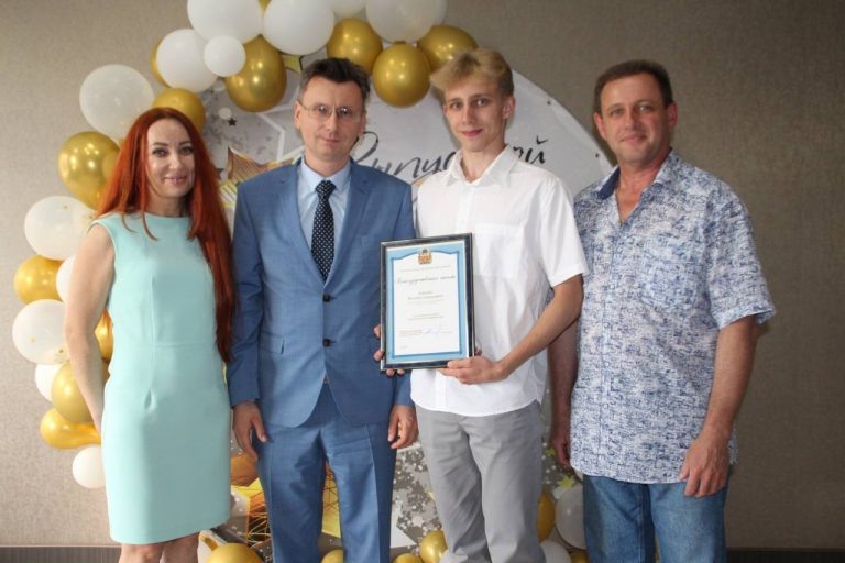    Лучшие выпускники Оренбуржья встретились с министром образования Алексеем Пахомовым  Мария Чалкина