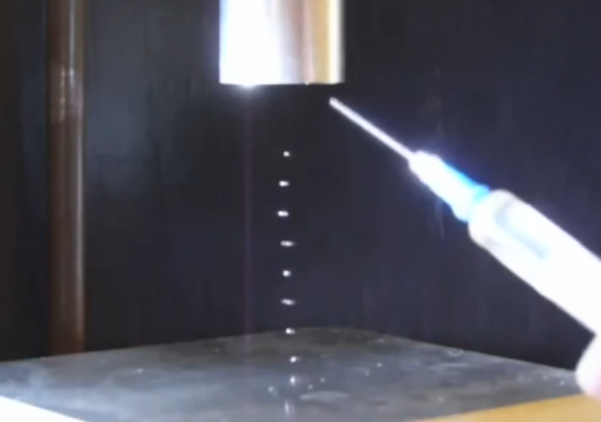 Волновая левитация - водяные шарики висят в волновых узлах.
Фильм: Материализация мысли во вселенной – Сухонос Сергей Иванович.
Фото с сайта:  https://rutube.ru/video/4635c11ba7f9286f2d0fae7edd739616/
