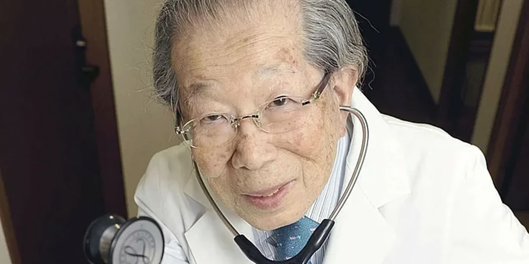 "Человек умирает, когда садится перед телевизором": 105-летний врач из Японии рассказал о секретах долголетия