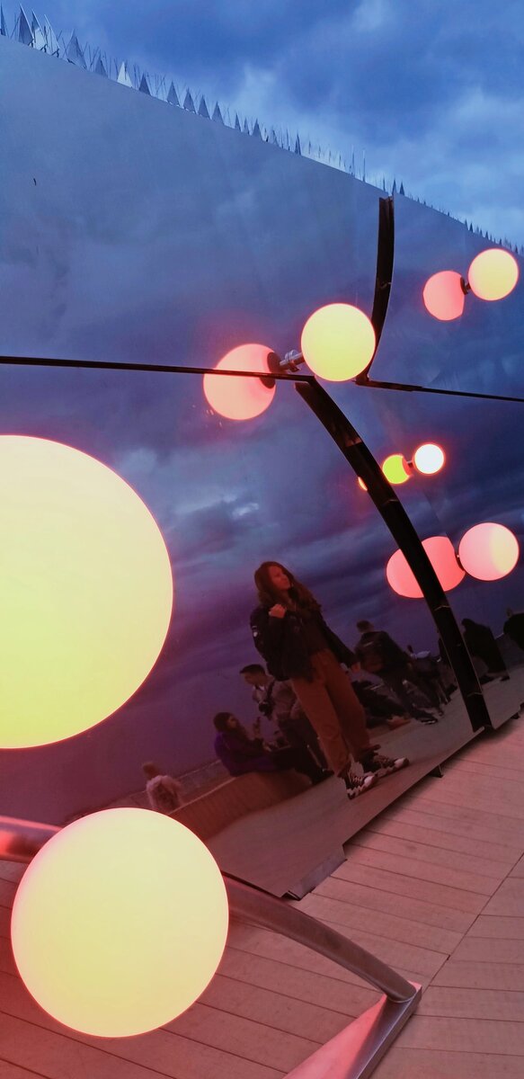 Общественное пространство рядом с Лахта центром