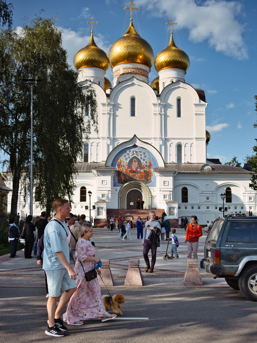 везде одни люди! зато собакен вышел красиво ;)