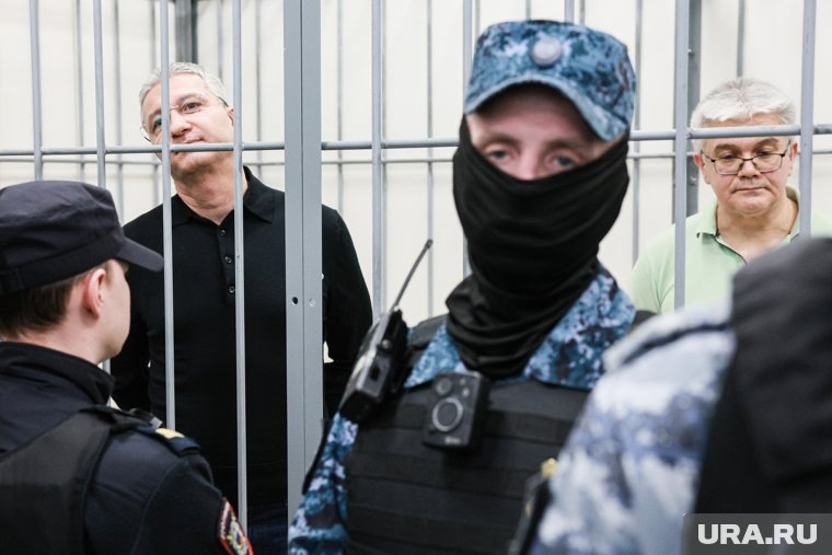 Перед началом оглашения жена Иванова рассказала ему анекдот
Фото:Александр Щербак/ТАСС