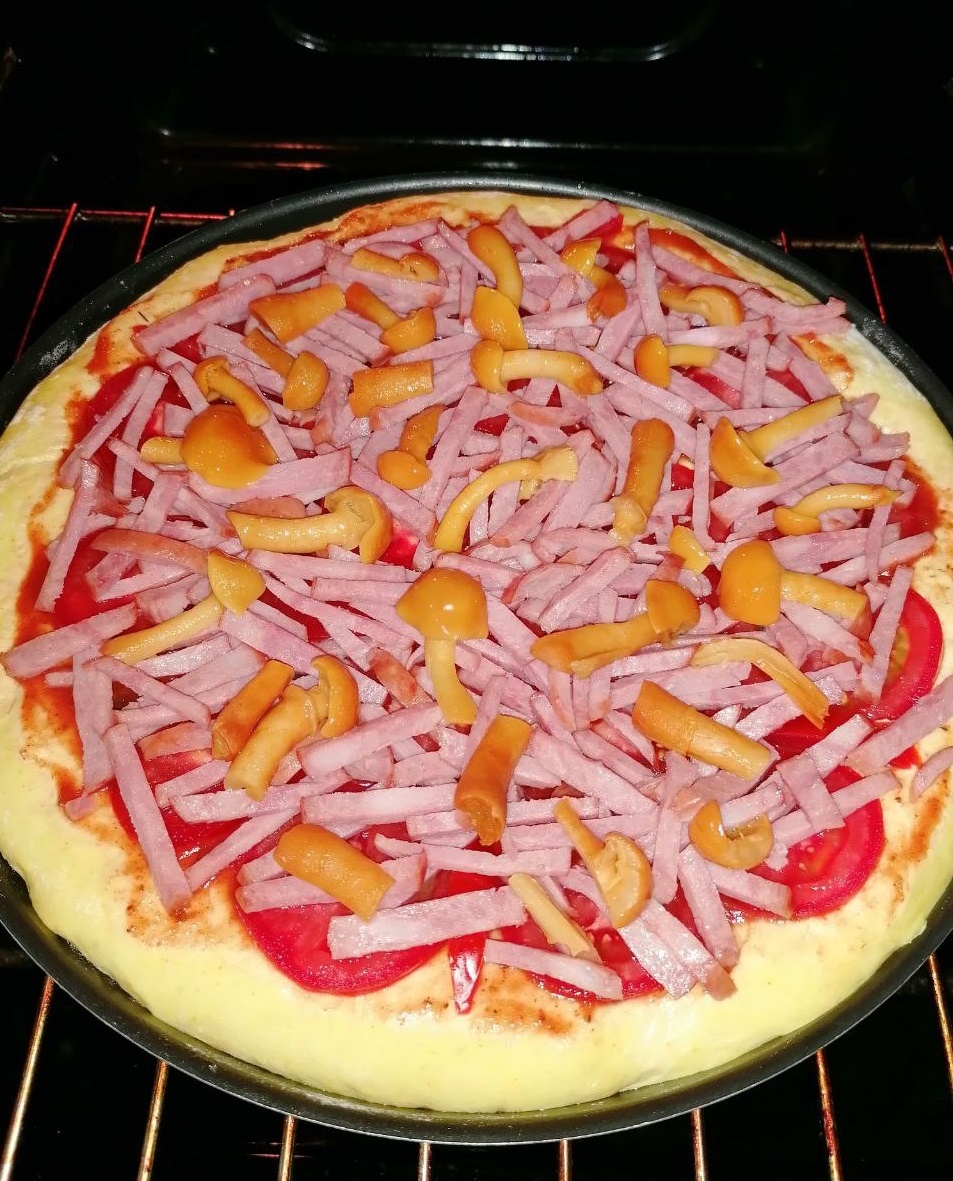 Большие грибы режем на кусочки, маленькие — кладём целиком