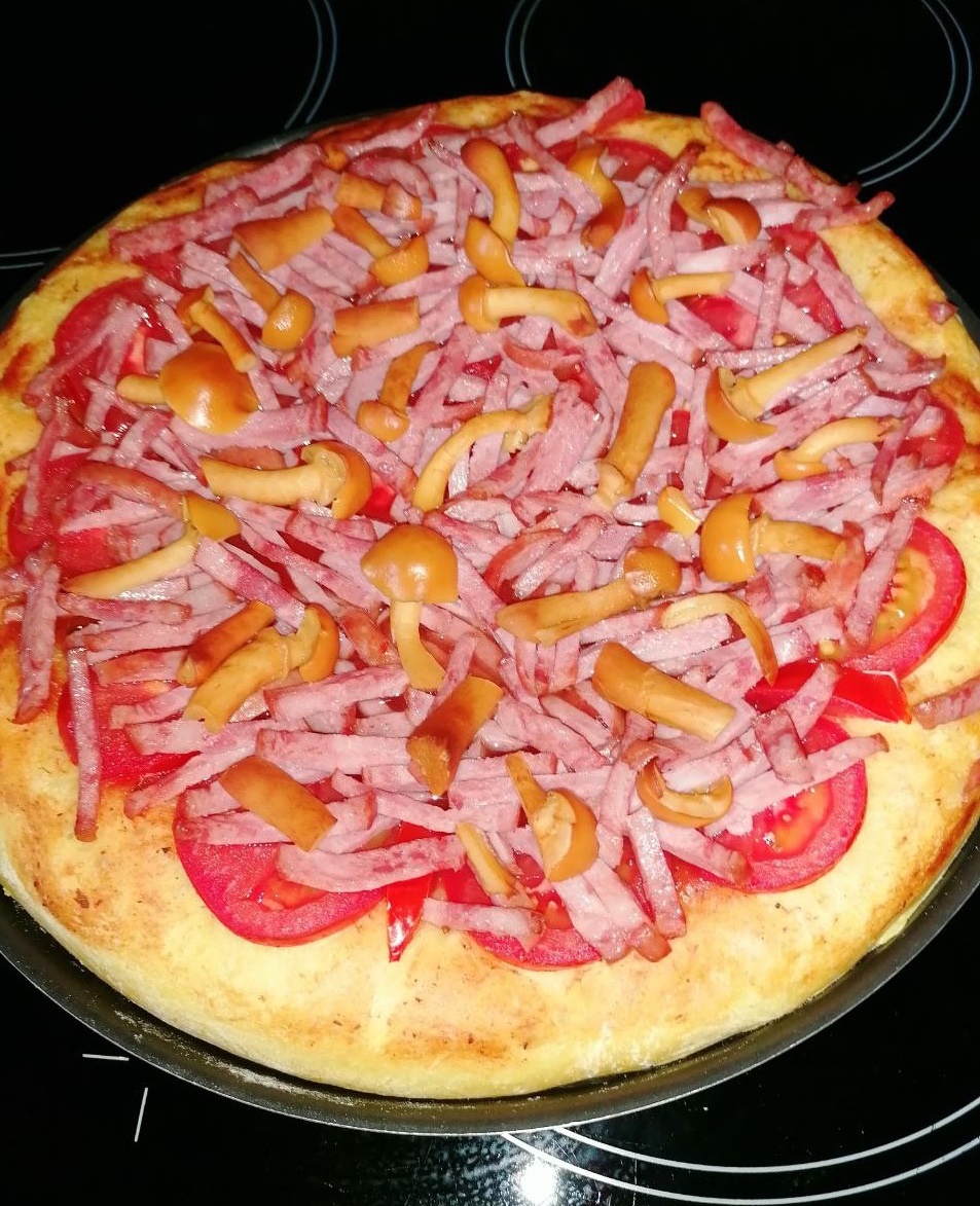 Подпекаем, чтобы тесто зарумянилось, а колбаса начала «таять»