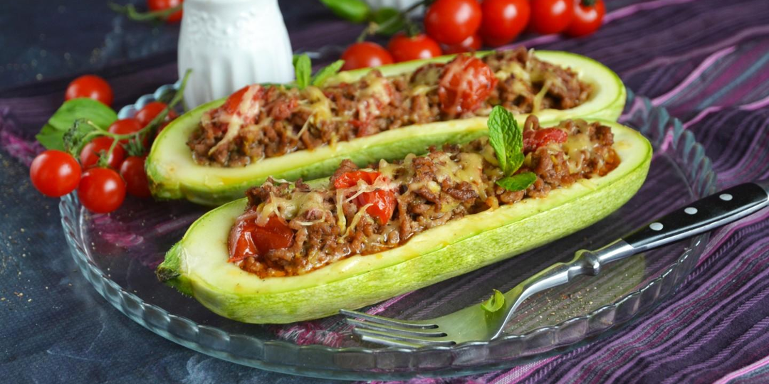 Кабачки, запечённые с фаршем и рисом: сочное и сытное блюдо для всей семьи