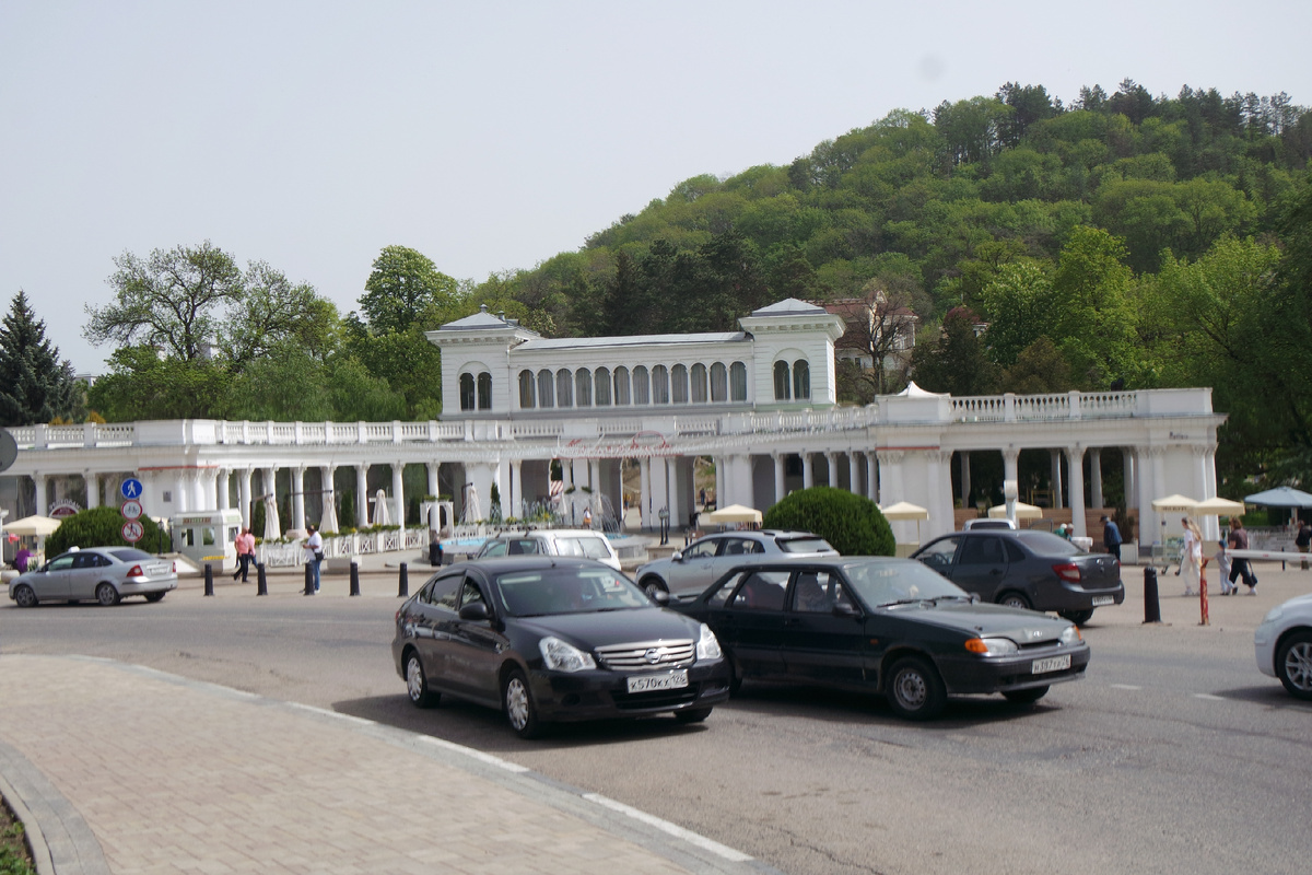 колоннада возведена в 1912 году архитектором Н. Н. Семёновым к столетию победы в Отечественной войне