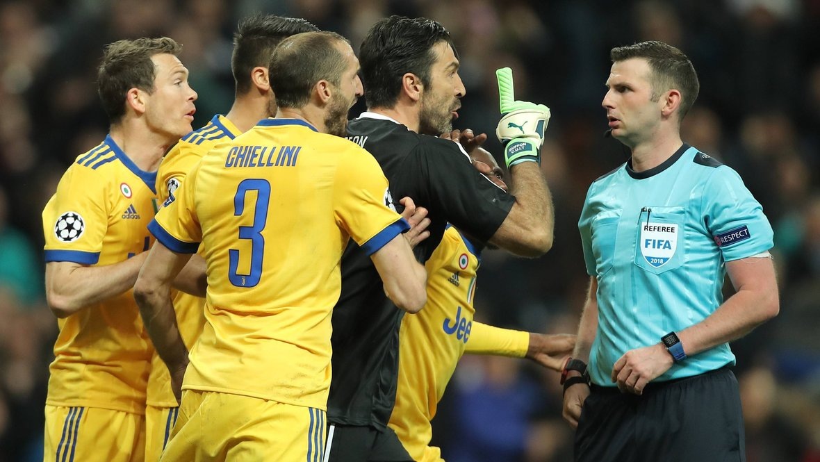    Вратарь «Ювентуса» Джанлуиджи Буффон спорит с арбитром Майклом Оливером в матче 1/4 финале Лиги чемпионов сезона-2017/18 против «Реала» (3:1). Global Look Press