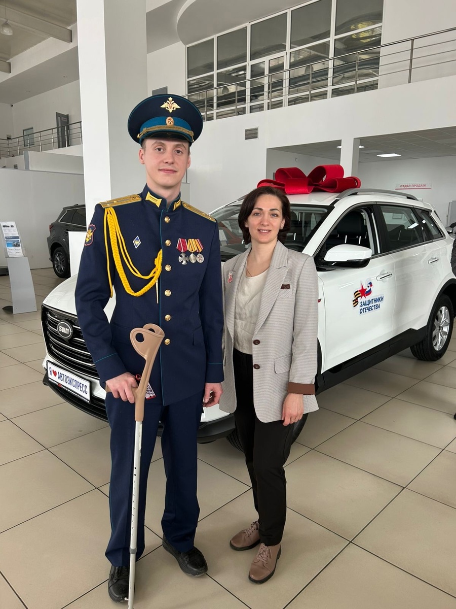 На  наш вопрос: «Что бы в своей жизни изменил, если бы только заканчивал школу?» -  Артем отвечает, что ничего менять бы не стал. «Я счастлив и хочу служить и жить  дальше. И у меня все для этого есть...» Вот он, ответ настоящего офицера России.  