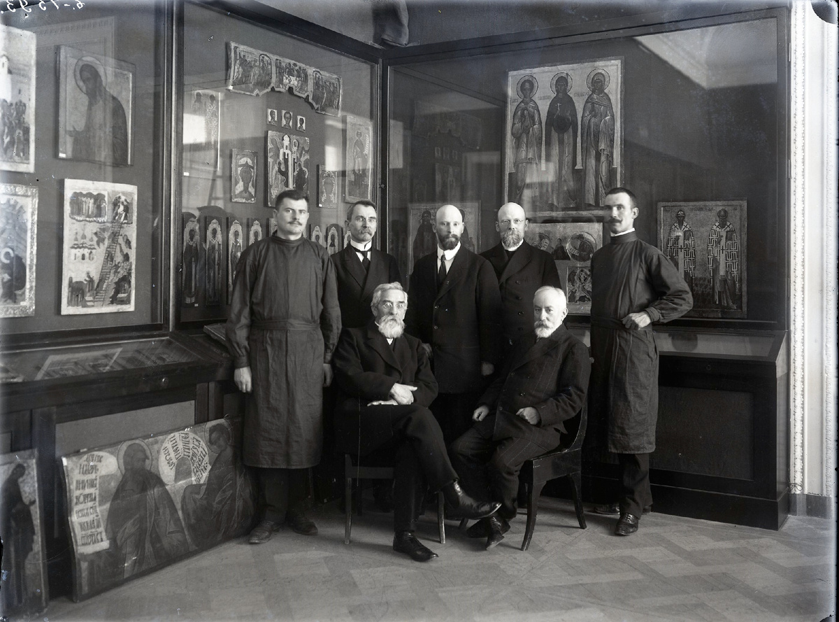 В зале «Древлехранилища» Русского музея. Санкт-Петербург, 1914 г. / Архивная фотография Русского музея