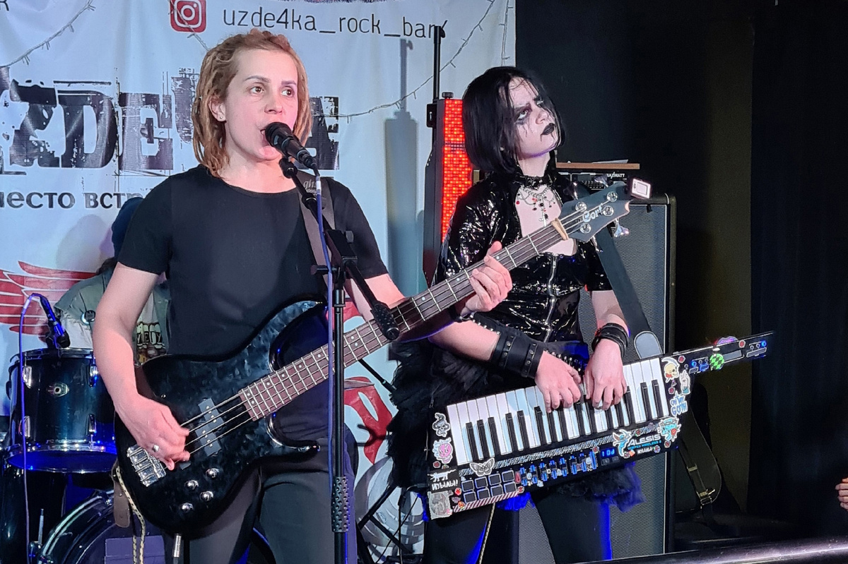 Сибирский постпанк. Группа ИЗЫЛЫ! 7 января 2025. Клуб "Уздечка". Юля Собачко, Анна Дмитриева. Фото из ВК-сообщества «Изылы! Новосибирск сибпанк». 