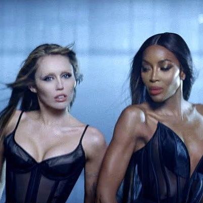     Майли Сайрус выпустила клип с Наоми Кэмпбелл