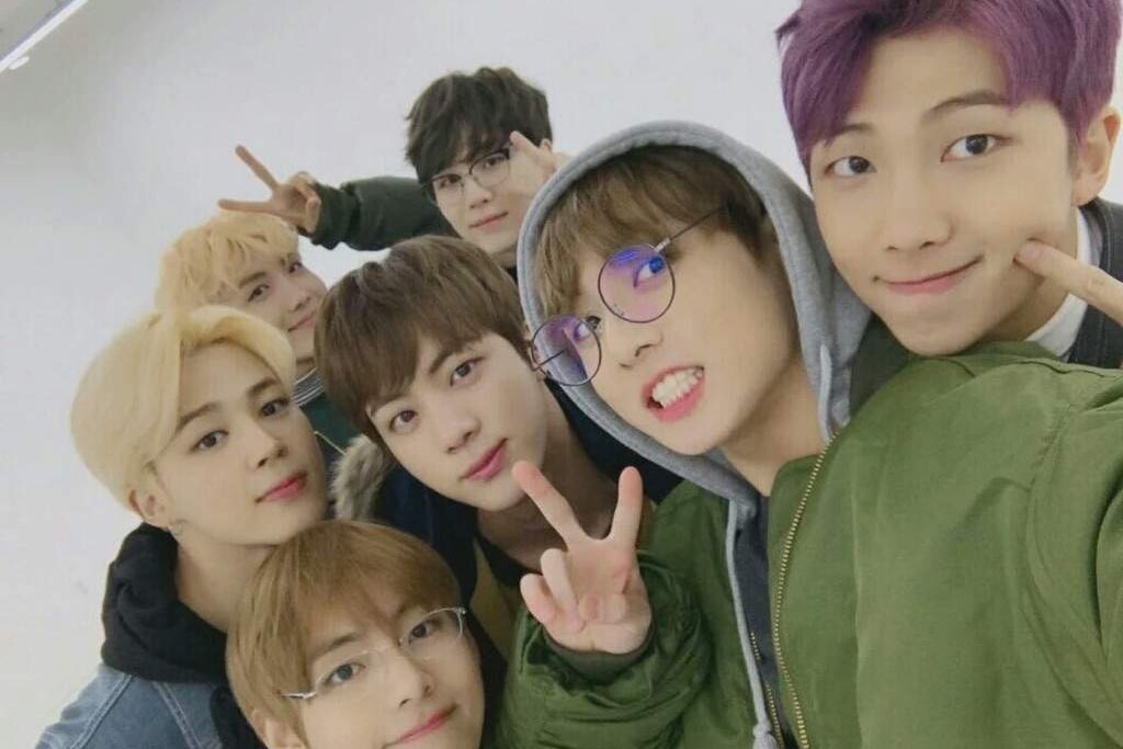     Вернувшиеся из армии участники k-pop группы BTS назвали дату камбека с новым альбомом