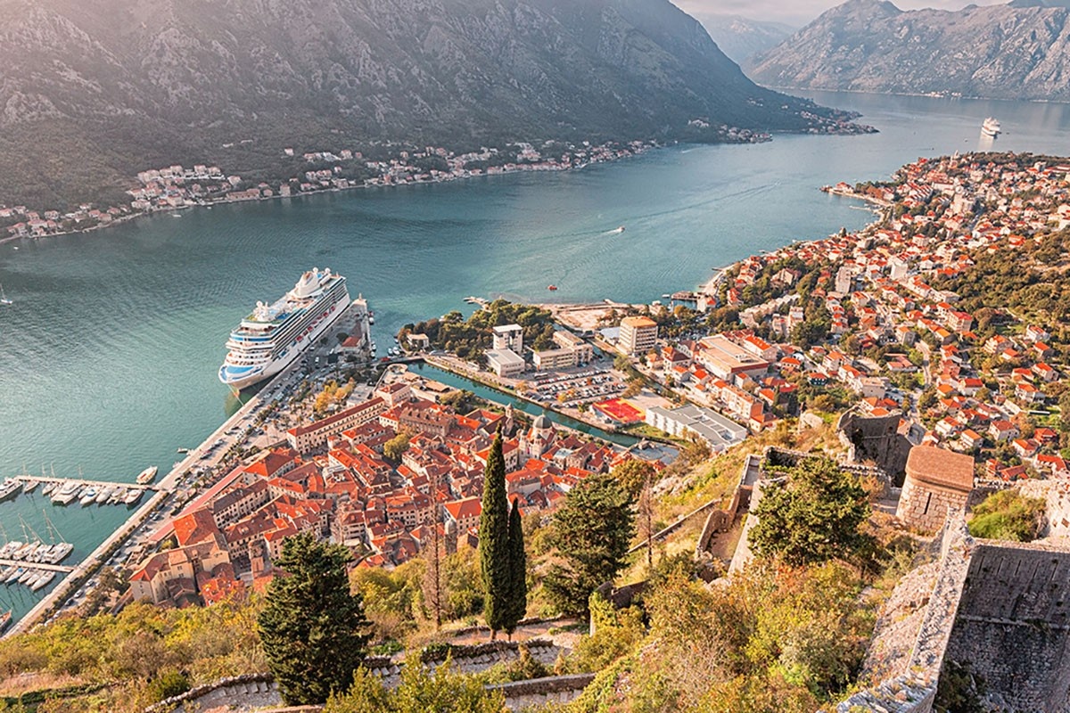 Старый город Котора известен своей городской стеной и котами, а соседнее побережье — южными фьордами. Источник: Shutterstock📷
